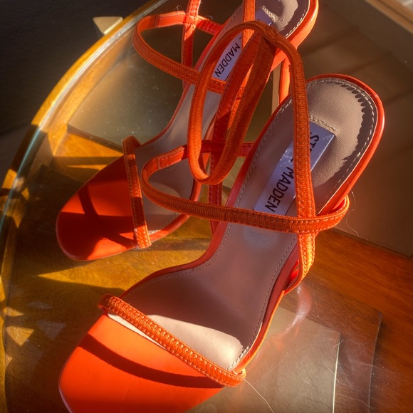 STEVE MADDEN ORANGE HEELS - Picture 2 of 5